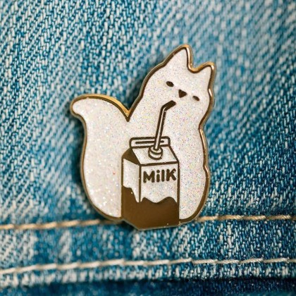 Pins Cat milk imaginé par la marque française All the ways to say