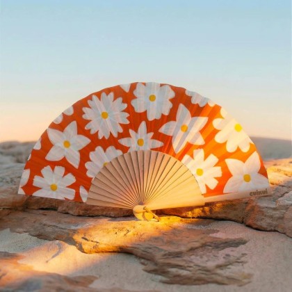 Eventail orange motif fleurs blanches