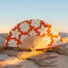 Eventail orange motif fleurs blanches