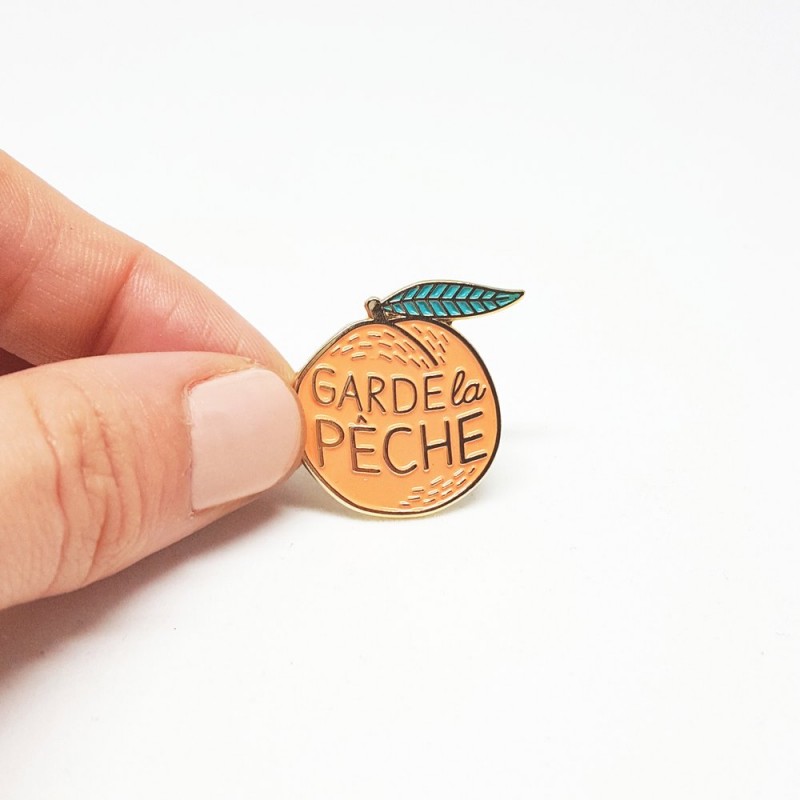 Pin's en émail "Garde la pêche"