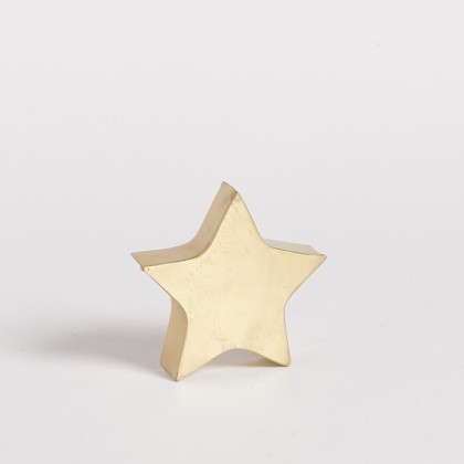 Petite étoile dorée en métal recyclé